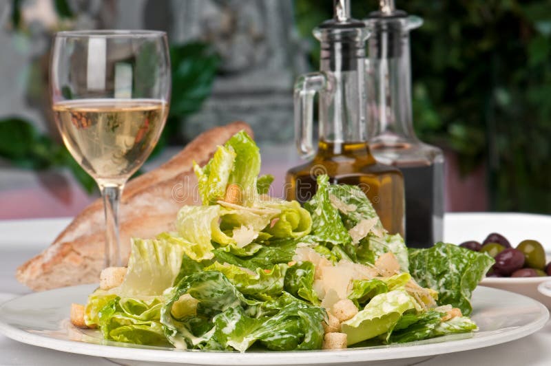Salade et vin de César images stock