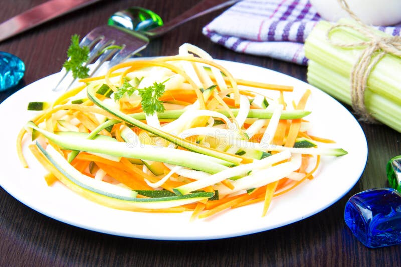 Salade fraîche des bandes minces découpées en tranches de la carotte et de la courgette comme snac