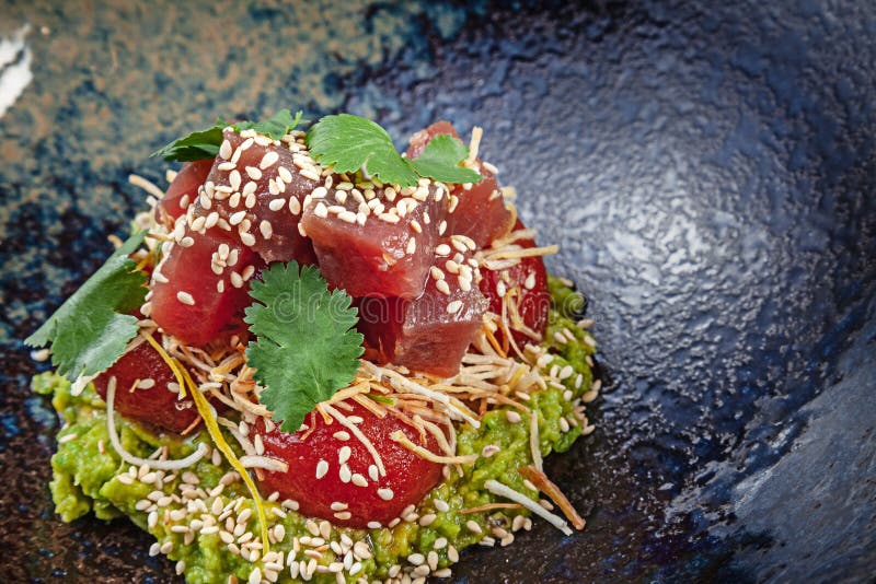 Salade fraîche et savoureuse avec l'avocat et la tomate cuite au four Saladier de Vegan Concept pour un repas savoureux et sain a image stock Salade fraîche et savoureuse avec l'avocat et la tomate cuite au four Saladier de Vegan Concept pour un repas savoureux et sain a image stock