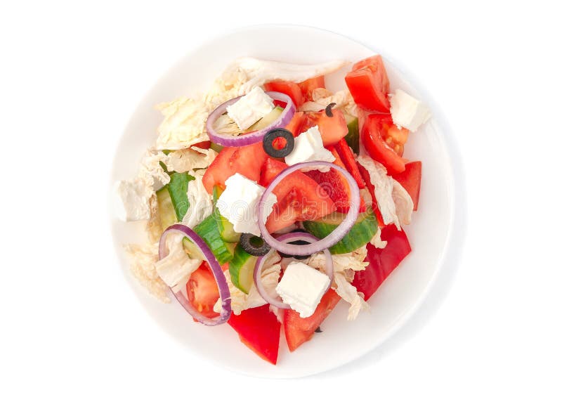 Salade grecque Chou de Pékin, tomate, concombre, paprika, olives, feta, oignons et huile d'olive Sur une plaque blanche Isolé photographie stock Salade grecque Chou de Pékin, tomate, concombre, paprika, olives, feta, oignons et huile d'olive Sur une plaque blanche Isolé photographie stock