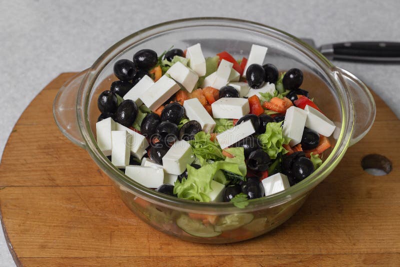 Salade grecque de concombre frais, de tomate, de poivron doux, de laitue, de feta et d'olives avec l'huile d'olive photo libre de droits Salade grecque de concombre frais, de tomate, de poivron doux, de laitue, de feta et d'olives avec l'huile d'olive photo libre de droits