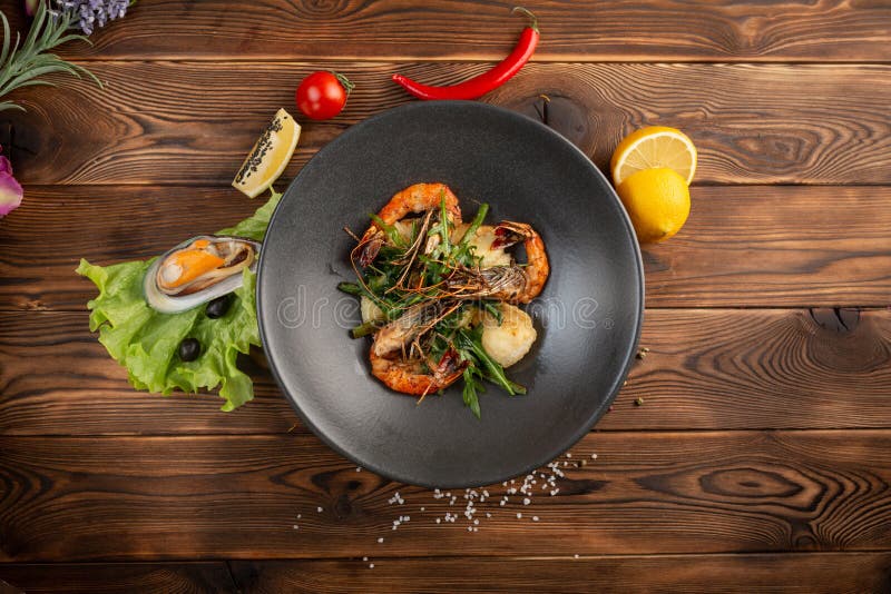 salade met geroosterde garnalen en knapperige groenten in een plaat op een houten achtergrond stock afbeelding salade met geroosterde garnalen en knapperige groenten in een plaat op een houten achtergrond stock afbeelding