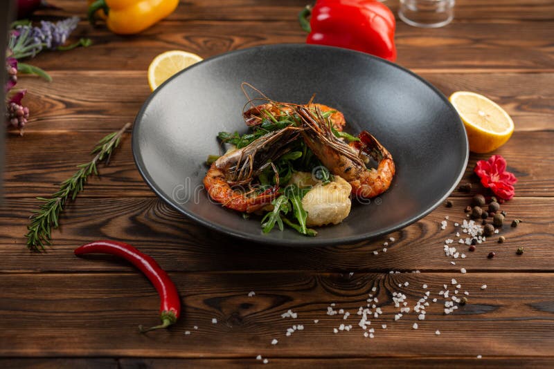 salade met geroosterde garnalen en knapperige groenten in een plaat op een houten achtergrond stock foto's salade met geroosterde garnalen en knapperige groenten in een plaat op een houten achtergrond stock foto's