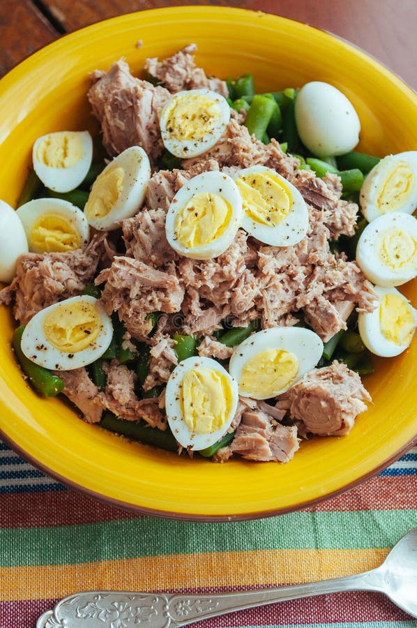 Salade met slabonen, tonijn en kwartelseieren stock afbeeldingen Salade met slabonen, tonijn en kwartelseieren stock afbeeldingen
