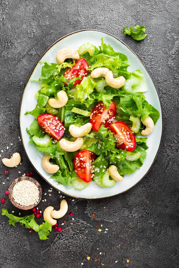Salade met verse groenten en noten Plantaardige salade met verse groenten en cachou Plantaardige salade op plaat royalty-vrije stock afbeeldingen Salade met verse groenten en noten Plantaardige salade met verse groenten en cachou Plantaardige salade op plaat royalty-vrije stock afbeeldingen