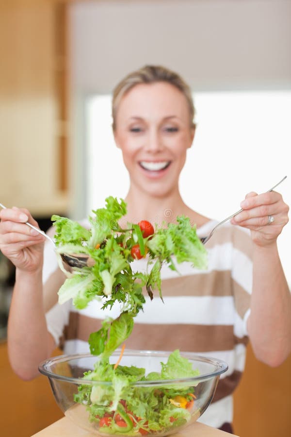 Salade remué par le femme images stock Salade remué par le femme images stock