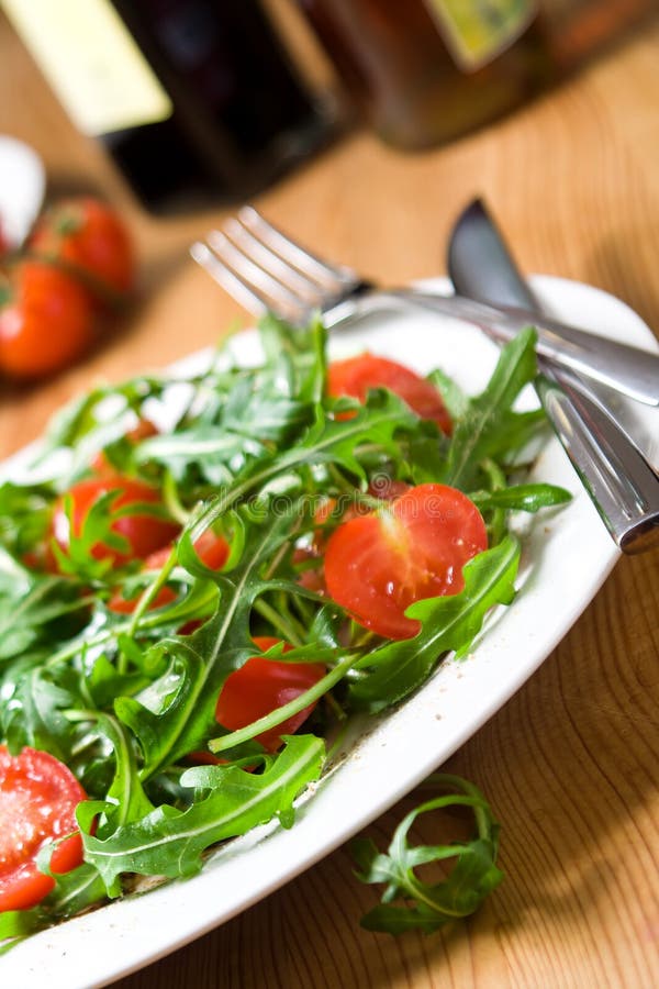 Salade rouge et verte de tomate-arugula photographie stock Salade rouge et verte de tomate-arugula photographie stock
