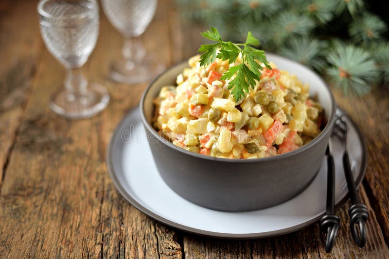 Salade russe traditionnelle Olivier sur un vieux fond en bois Cuisine russe photos stock Salade russe traditionnelle Olivier sur un vieux fond en bois Cuisine russe photos stock