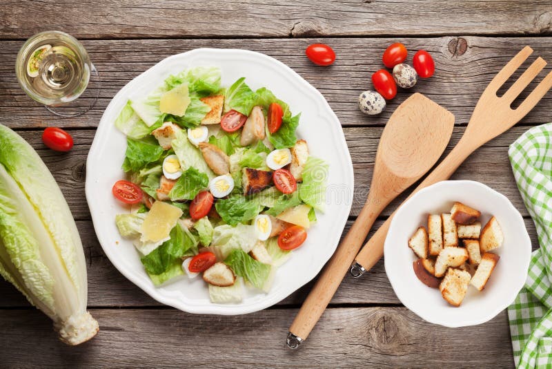 Salade saine fraîche et vin blanc images stock Salade saine fraîche et vin blanc images stock