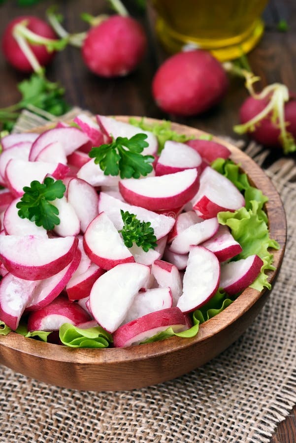 Salade végétale de radis dans la cuvette images libres de droits