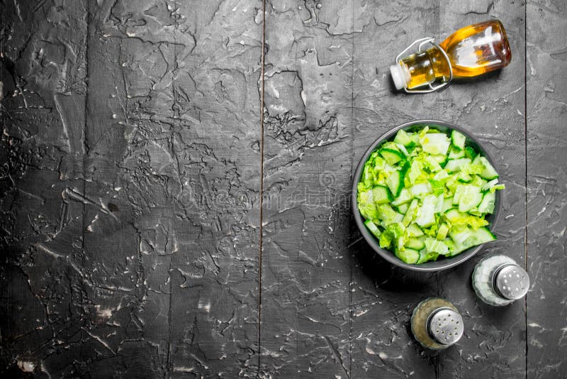 Salade végétale Salade simple des concombres et du chou de chine avec l'huile et les épices d'olive photographie stock libre de droits Salade végétale Salade simple des concombres et du chou de chine avec l'huile et les épices d'olive photographie stock libre de droits