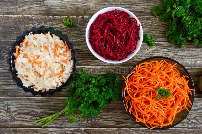 Salades van verse groenten: kool, wortelen, bieten Koreaanse kruidige salades in kommen stock foto Salades van verse groenten: kool, wortelen, bieten Koreaanse kruidige salades in kommen stock foto