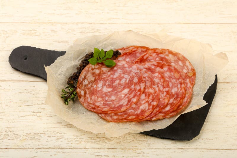 Salame affettato fotografia stock. Immagine di fette 112182140