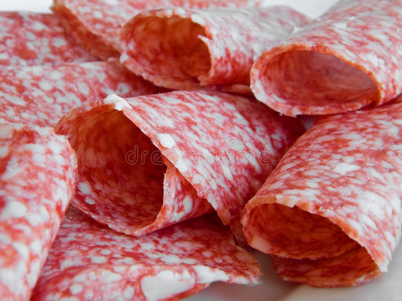 Salame Affettato Sul Piatto Bianco. Immagine Stock Immagine di