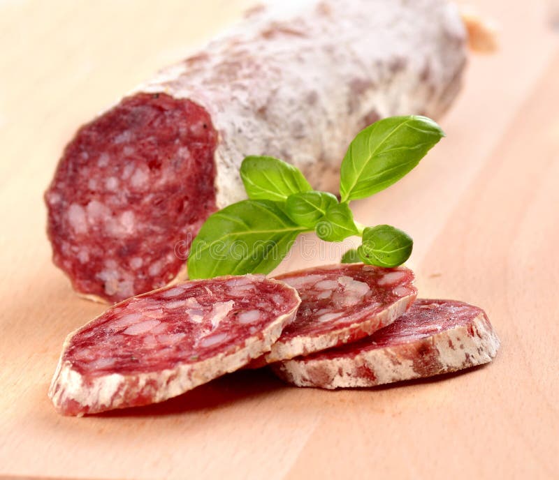 Salame affettato fotografia stock. Immagine di consumo 23512994