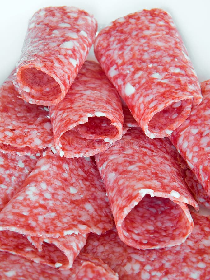 Salame Affettato Sul Piatto Bianco. Immagine Stock Immagine di