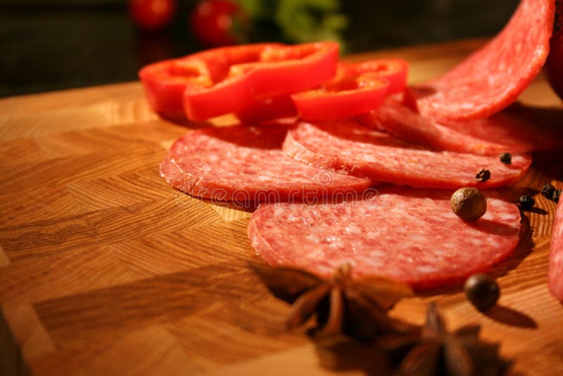 Salame entrambe pepe rosso e spezie 2 immagini stock libere da diritti Salame entrambe pepe rosso e spezie 2 immagini stock libere da diritti