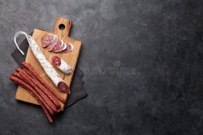 Salame fatiado e enchidos fotos de stock Salame fatiado e enchidos fotos de stock