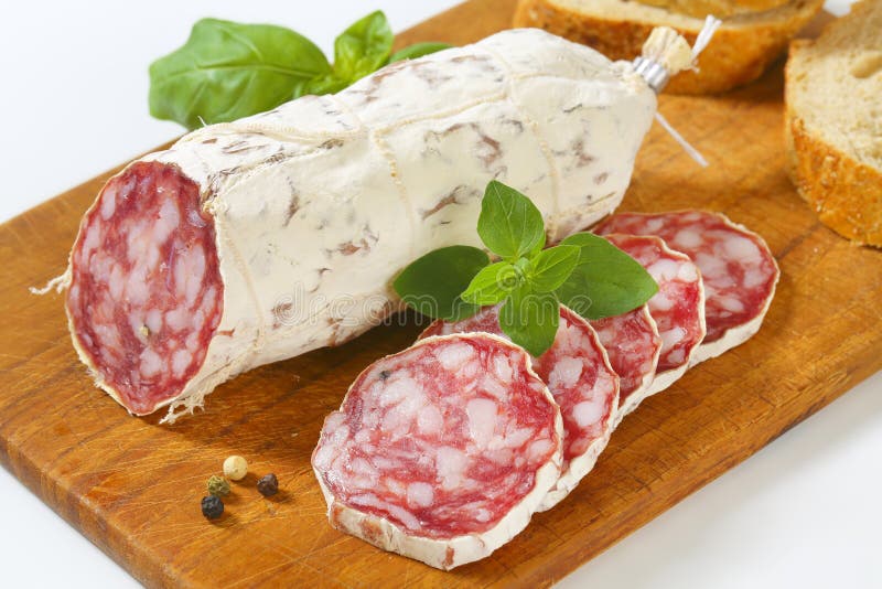 Salame francese affettato immagine stock. Immagine di pepperonis 61445375