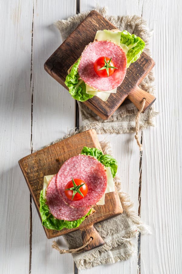 Salame fresco com alface e tomate imagem de stock royalty free Salame fresco com alface e tomate imagem de stock royalty free