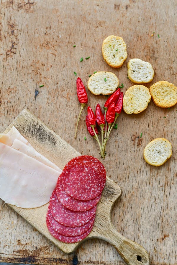 Salami en brood stock afbeelding. Image of frankrijk 109244173