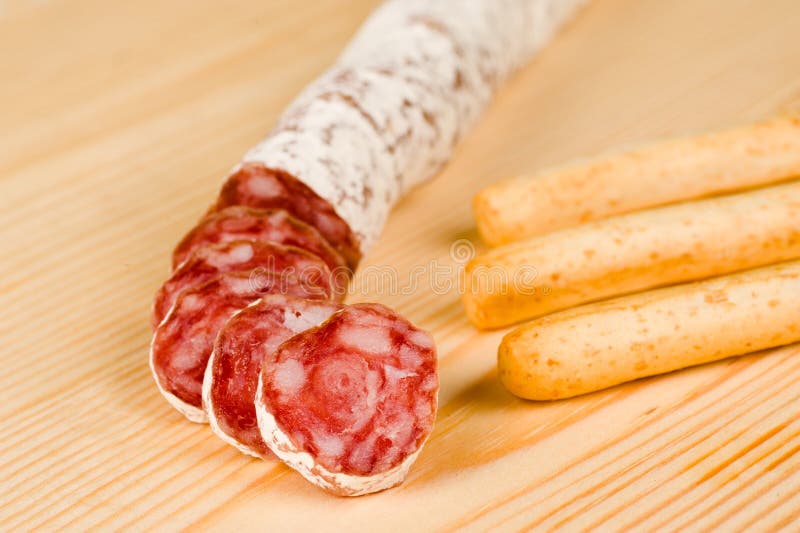 Salame Fuet Cortado Em Fatias E Rosmaninho. Salsicha Tradicional