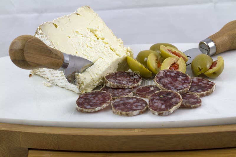 Salami, fromage et olives image stock. Image du salami 51054735