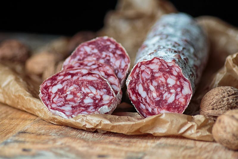 Salami Italiano Con Las Nueces Imagen de archivo Imagen de alimento