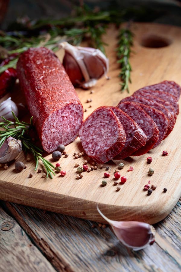 Salami mit Rosmarin, Knoblauch, Pfeffer und Gew?rzen lizenzfreies stockbild Salami mit Rosmarin, Knoblauch, Pfeffer und Gew?rzen lizenzfreies stockbild