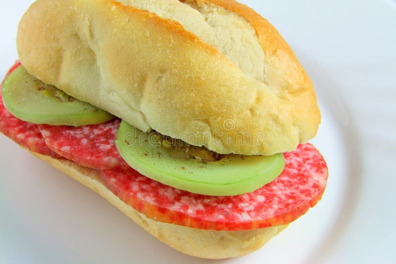 Sandwich Mit Salami, Butter Und Gurken Stockfoto Bild von scheibe