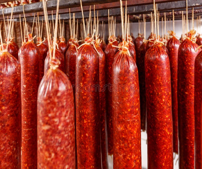 Salami som hänger på ett rep arkivbild Salami som hänger på ett rep arkivbild