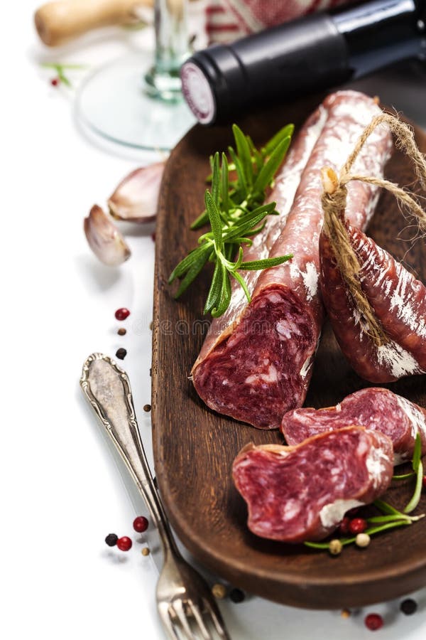 Italienische Salami Mit Oliven Und Ciabatta Stockfoto - Bild von ...