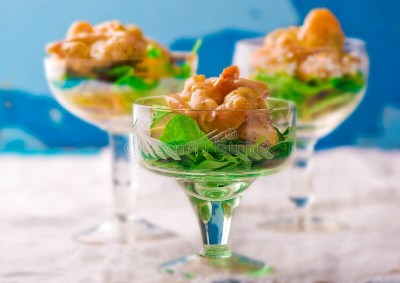 Salat - Cocktail Mit Garnelen, Avocado Und Arugula Stockbild - Bild von ...