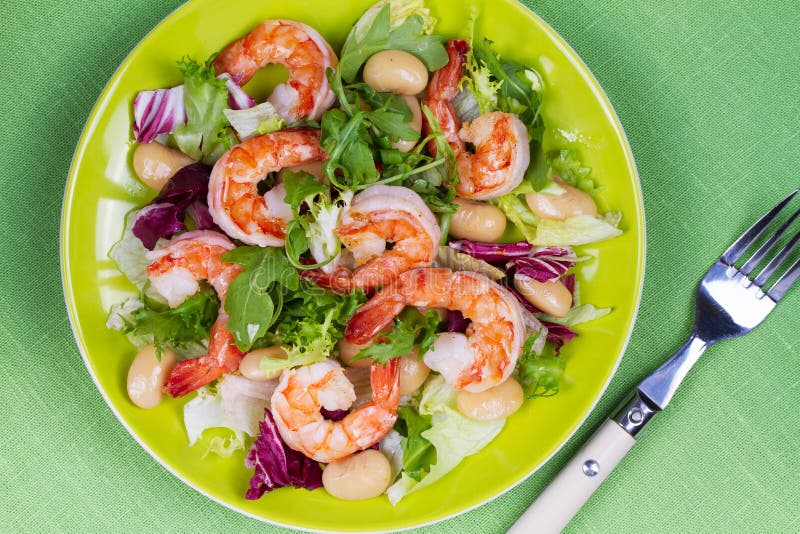 Salat der Garnele und der weißen Bohne Ansicht von oben, Spitzenatelieraufnahme stockfotos Salat der Garnele und der weißen Bohne Ansicht von oben, Spitzenatelieraufnahme stockfotos