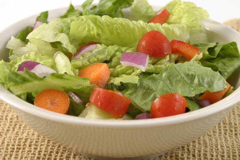 Salat in einer weißen Schüssel