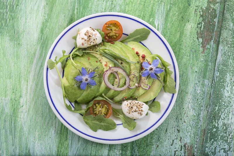 Salat mit Avocado stockfotografie Salat mit Avocado stockfotografie