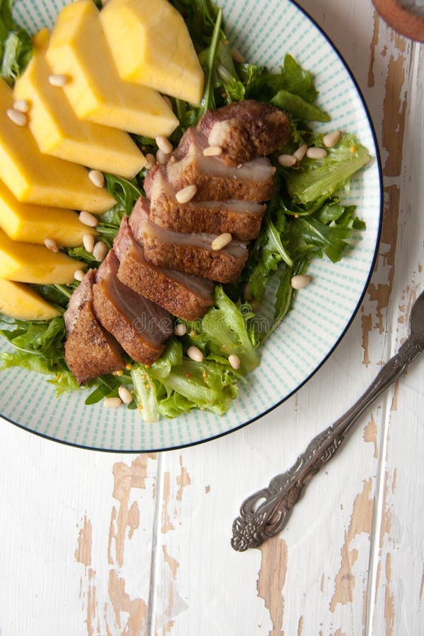 Salat Mit Ente Und Frischer Mango Auf Einer Blauen Platte Stockbild ...