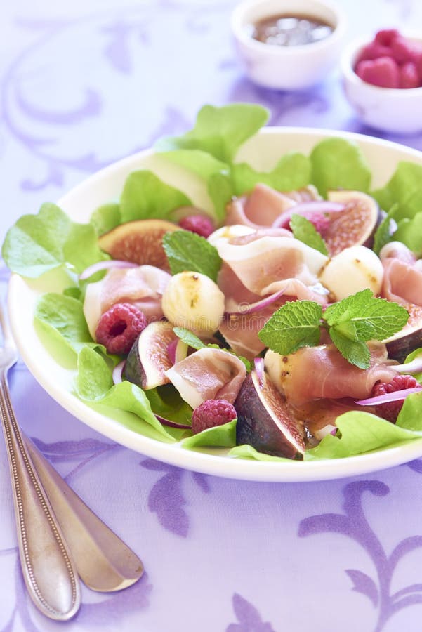 Salat Mit Feigen, Mozzarella, Prosciutto Und Himbeeren Stockbild - Bild ...