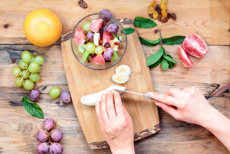 Salat mit frischen Obst und Gemüse stockfotos Salat mit frischen Obst und Gemüse stockfotos