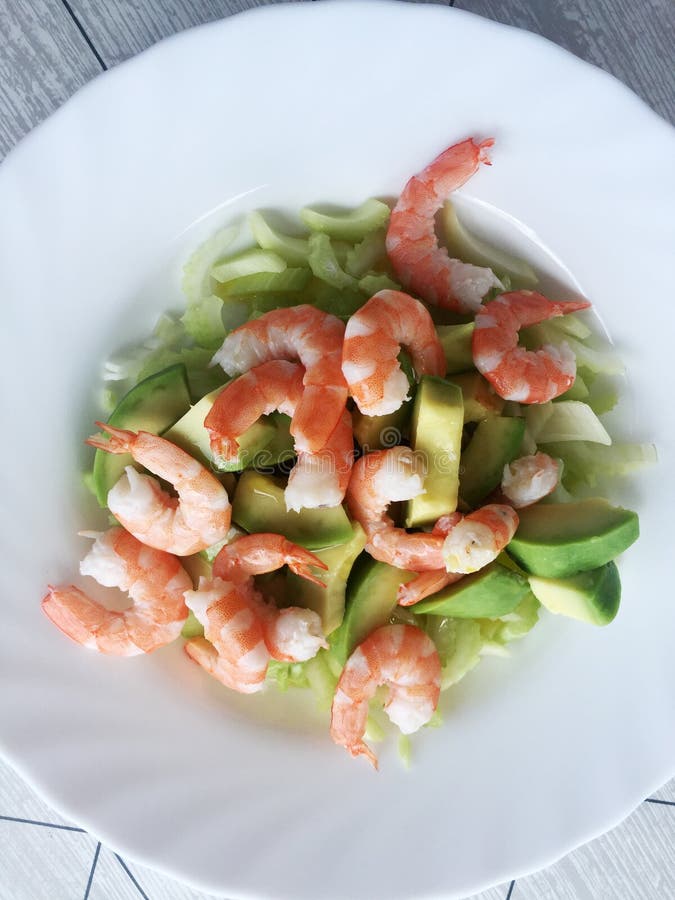 Salat Mit Garnelen Und Avocado Stockfoto - Bild von avocado, grün ...