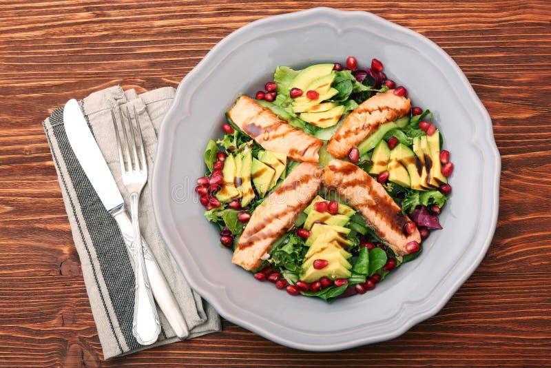 Salat Mit Gebratenen Lachs-, Avocado- Und Granatapfelsamen Stockfoto ...