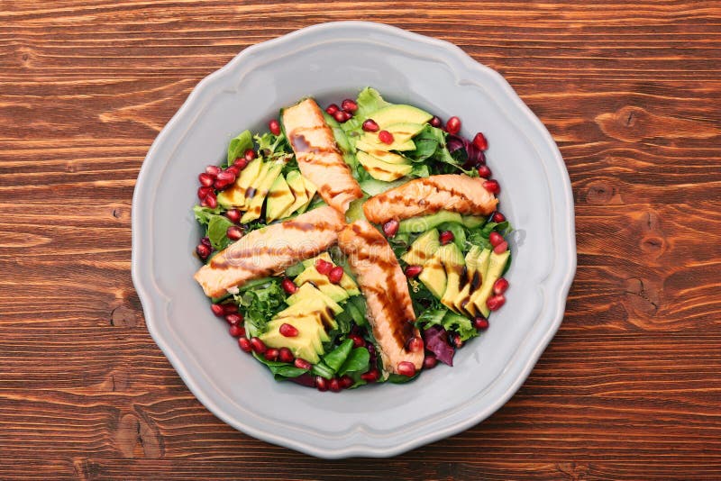 Salat Mit Gebratenen Lachs-, Avocado- Und Granatapfelsamen Stockbild ...