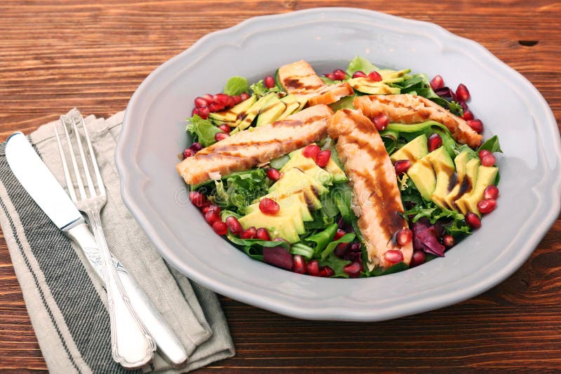 Salat Mit Gebratenen Lachs-, Avocado- Und Granatapfelsamen Stockfoto ...