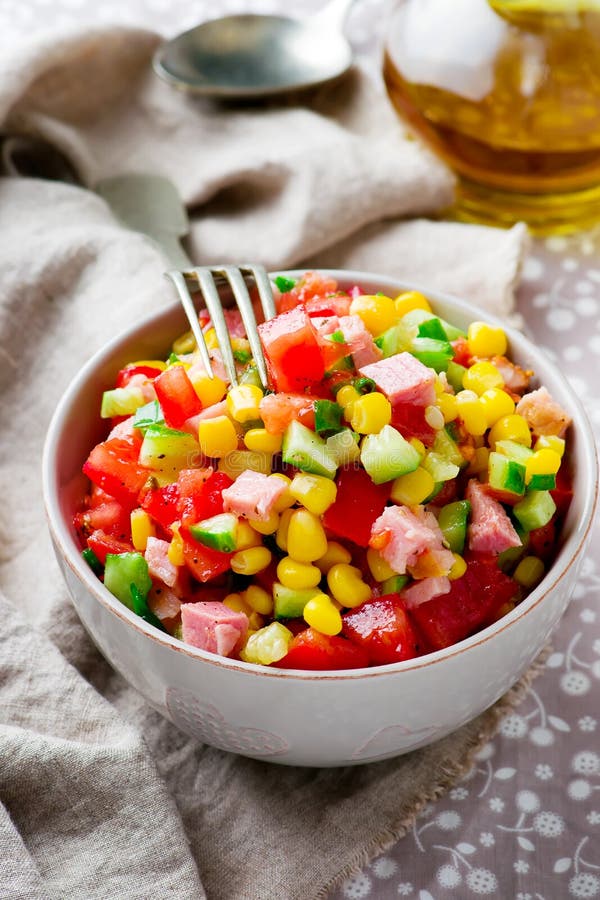 Salat Mit Mais, Schinken Und Tomate Stockfoto - Bild von teller ...