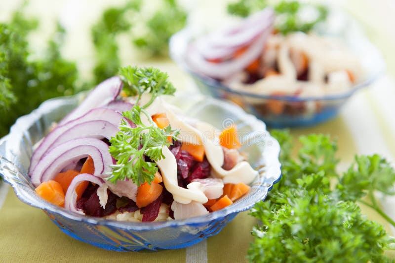 Salat Mit Rote-Bete-Wurzeln Und Heringen Stockbild - Bild von parteien ...