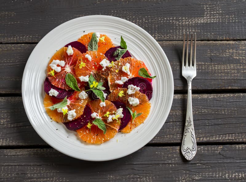 Salat mit roten Rüben, Orangen und Weichkäse auf einer weißen Platte lizenzfreie stockbilder Salat mit roten Rüben, Orangen und Weichkäse auf einer weißen Platte lizenzfreie stockbilder