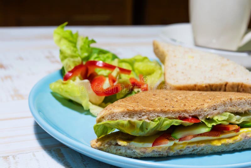 Salat mit Sandwich auf einer blauen Platte lizenzfreie stockfotos Salat mit Sandwich auf einer blauen Platte lizenzfreie stockfotos