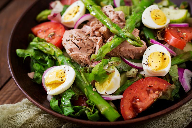 Salat Mit Thunfisch, Tomaten, Kartoffel Und Zwiebel Stockfoto - Bild ...