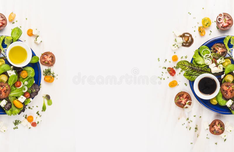 Salat mit Tomaten, Grüns, Behandlung, Öl und Feta in der blauen Platte auf weißem hölzernem Hintergrund, Draufsicht, Fahne für We