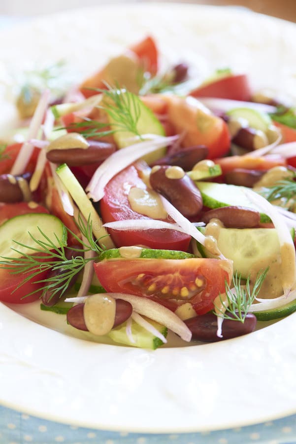 Salat Mit Tomaten, Gurken, Zwiebel, Bohnen Und Thunfisch Sauce ...